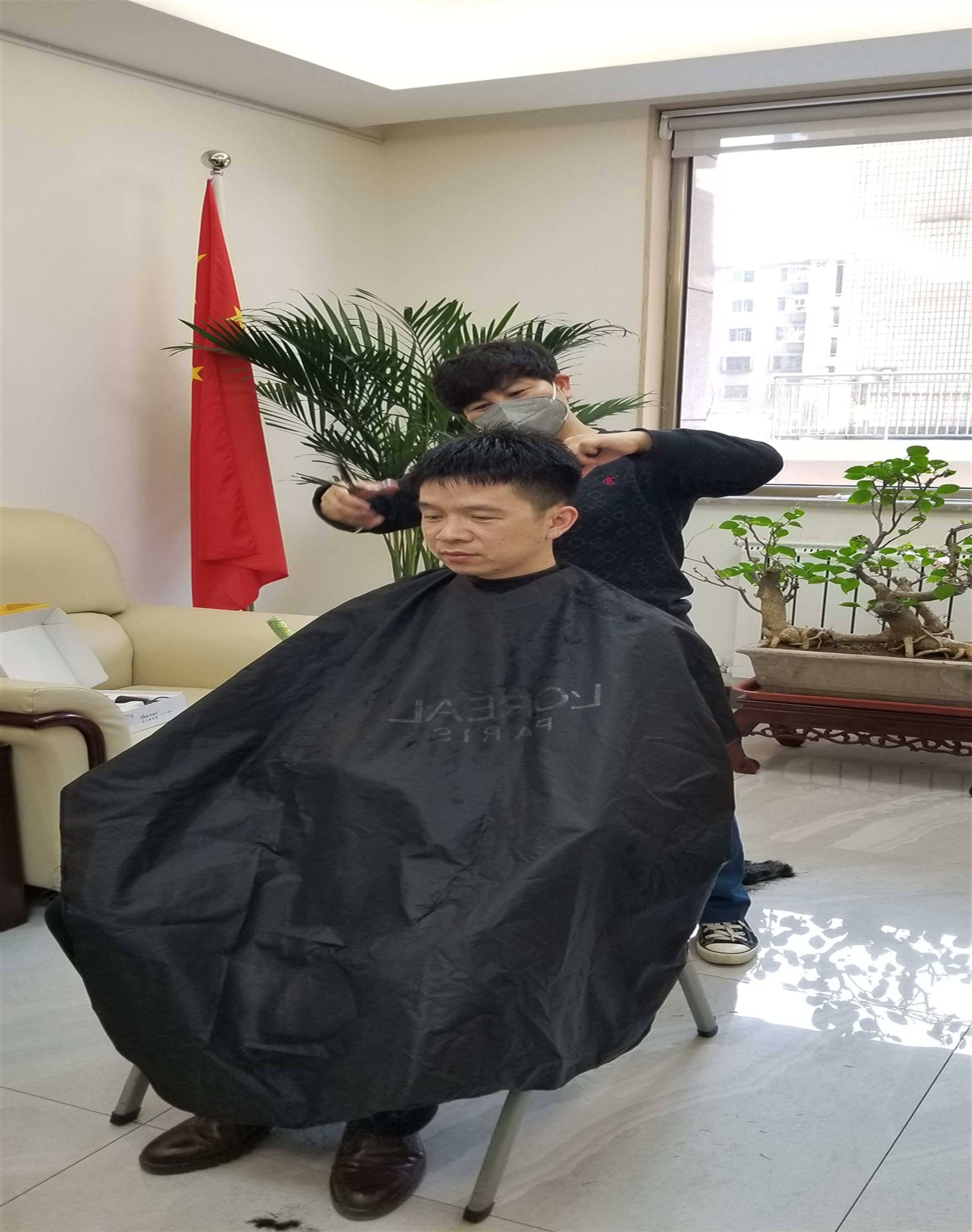 暖心！疫情期間我們的“最美理發(fā)師”